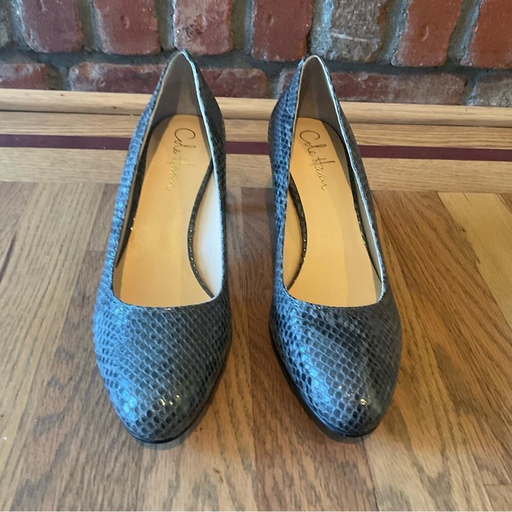 COLE HAAN BLACK AND GRAY SNAKESKIN PRINT CLASSIC PUMP SHOE SIZE 7 1/2 B GRAND OS